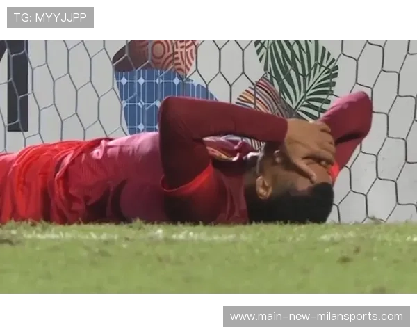 颜骏凌在对抗赛中扑出巴尔加斯的单刀球